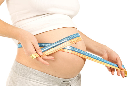 Mẹ bầu nên theo dõi kích thước và cân nặng của thai nhi thường xuyên